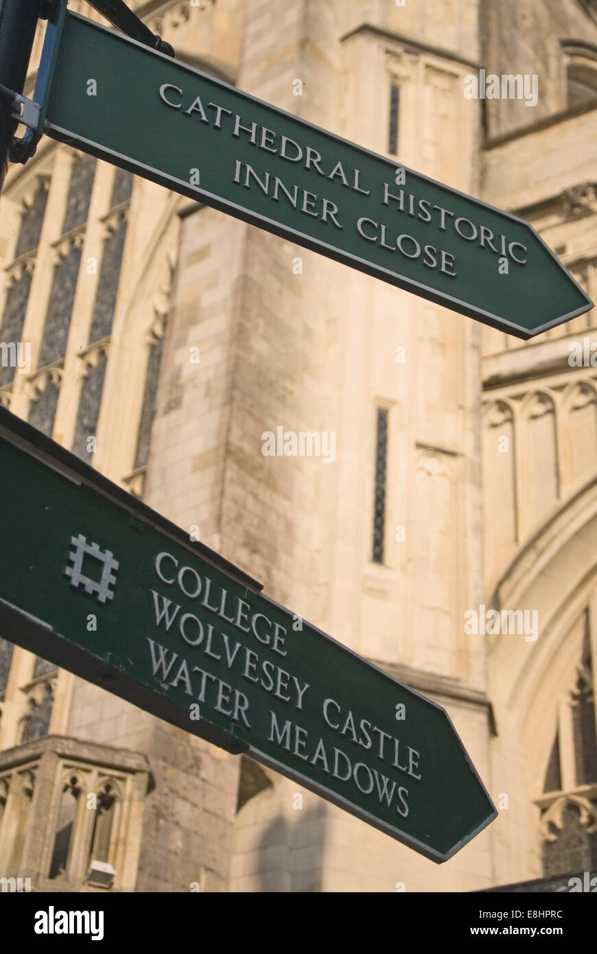 Fingerpost segni in Winchester city centre Foto Stock
