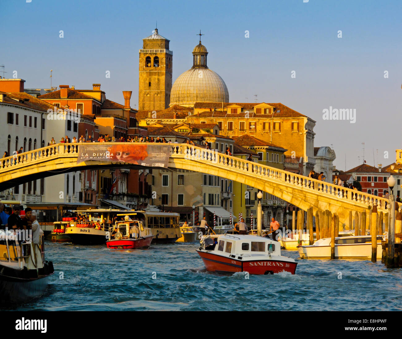 Vista del Ponte degli Scalzi un ponte sul Canal Grande che scorre attraverso il centro della città di Venezia Italia settentrionale Foto Stock