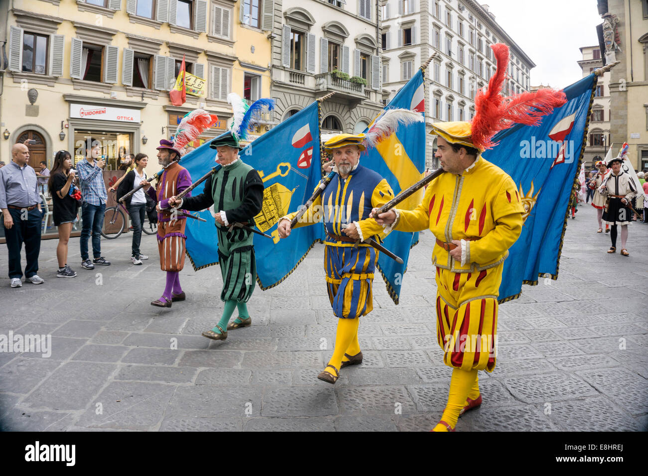 Firenze, Italia. 8 Ottobre, 2014. medieval pageantry in Firenze Italia: la processione per la festa di Santa Reparata. Il Corteo Storico della Repubblica Fiorentina parate la presente Duomo, che fu costruita sopra i resti di una precedente cattedrale e un antica chiesa dedicata a Santa Reparata. I Fiorentini attribuito loro la liberazione da un assedio da parte di barbaro Visigoti al terzo secolo vergine e martire Santa Reparata. Ella fu nominato patrono della città a causa di una conservazione della sua cultura e fede cristiana. Credito: Dorothy Alexander/Alamy Live News Foto Stock