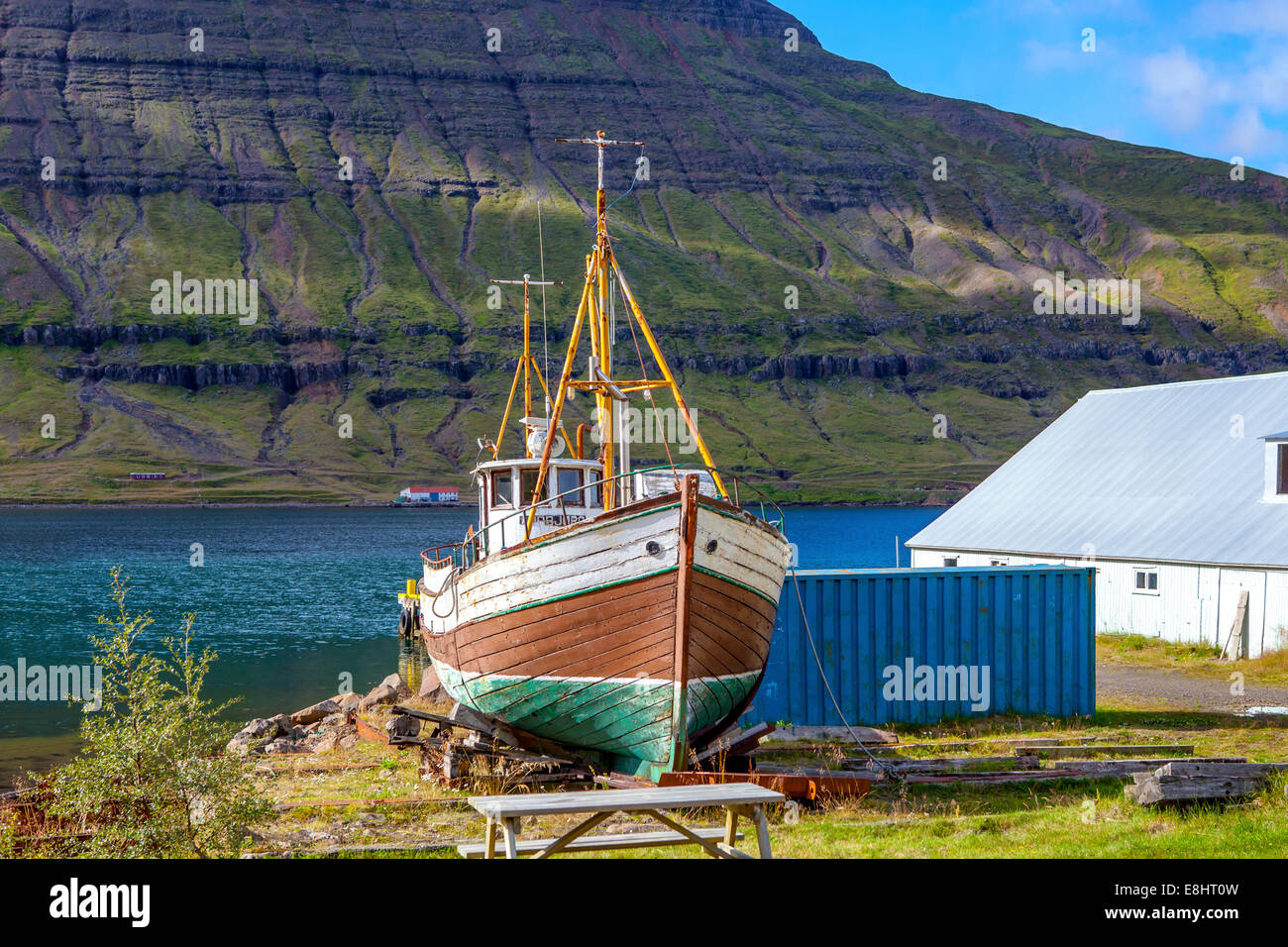 Vecchia barca da pesca nel porto di Seyðisfjörður Affitto in Islanda Foto Stock