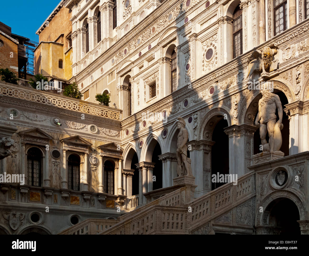 Il XV secolo giganti scalone progettato da Antonio Rizzo nel cortile di Palazzo Ducale o Palazzo Ducale a Venezia Italia Foto Stock