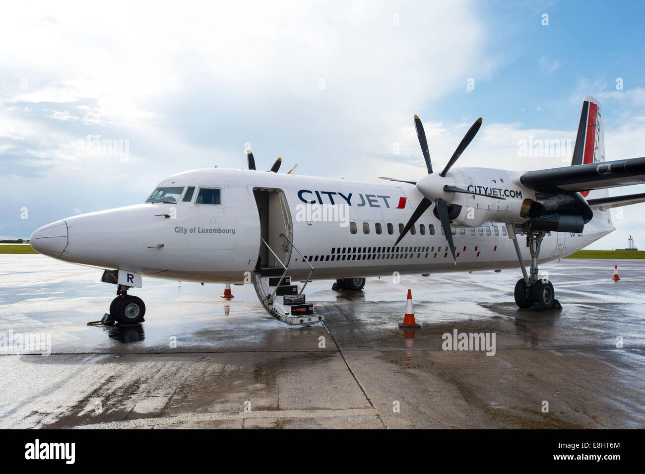 Un CityJet Fokker 50 jet aereo preparando per un volo a Lussemburgo presso l'aeroporto di Cardiff, nel Galles del Sud. Foto Stock