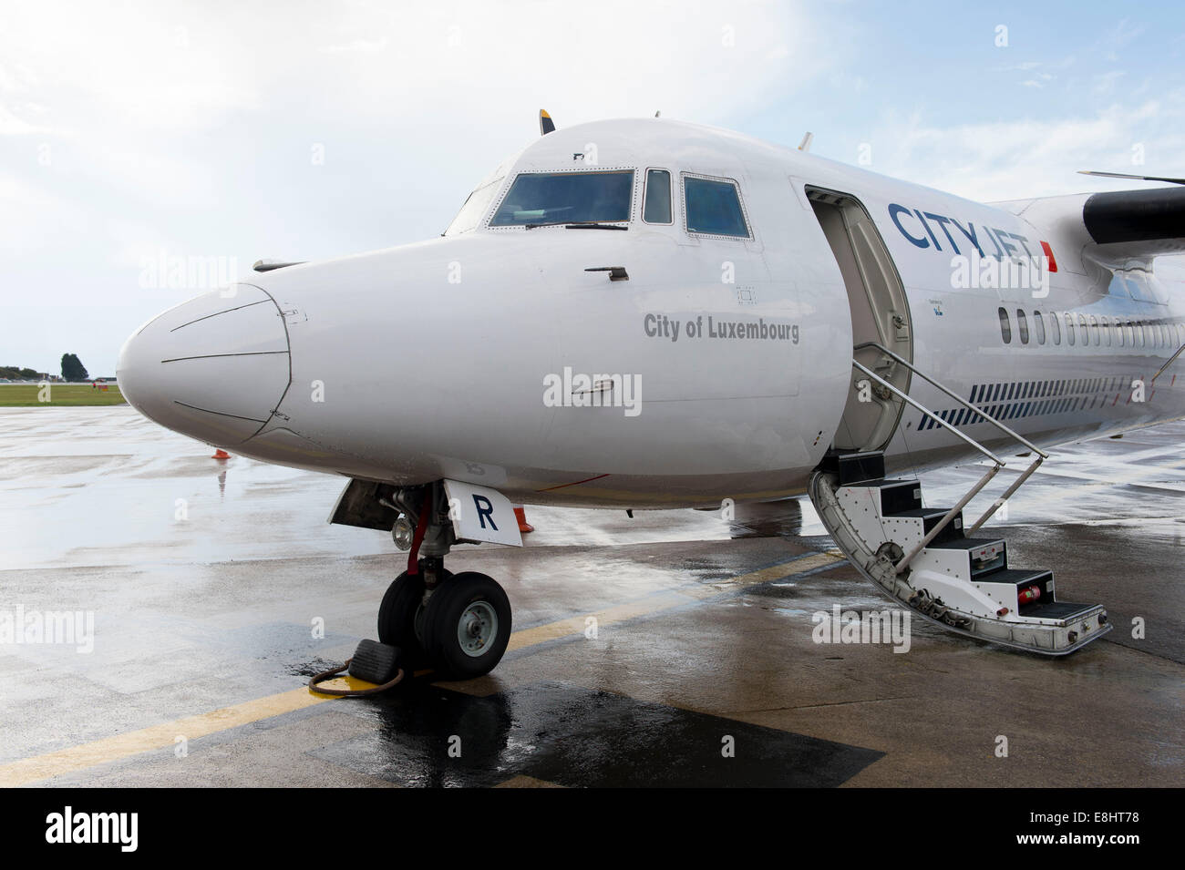 Un CityJet Fokker 50 jet aereo preparando per un volo a Lussemburgo presso l'aeroporto di Cardiff, nel Galles del Sud. Foto Stock