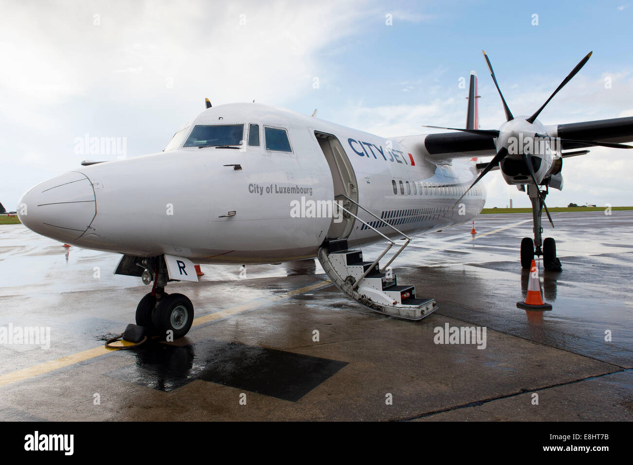 Un CityJet Fokker 50 jet aereo preparando per un volo a Lussemburgo presso l'aeroporto di Cardiff, nel Galles del Sud. Foto Stock