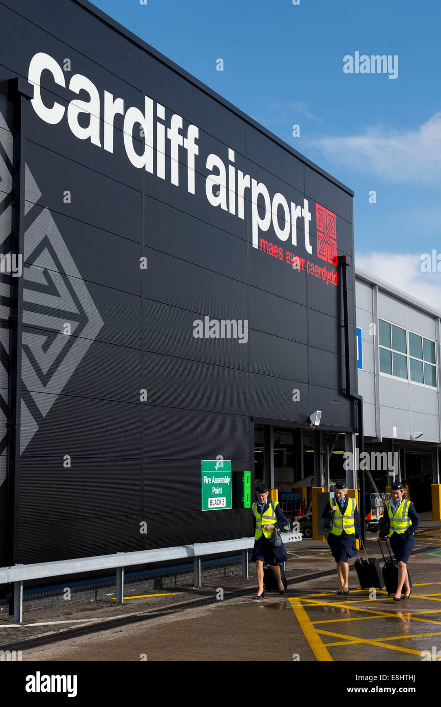 Equipaggio di cabina lato volo all'Aeroporto di Cardiff. Foto Stock