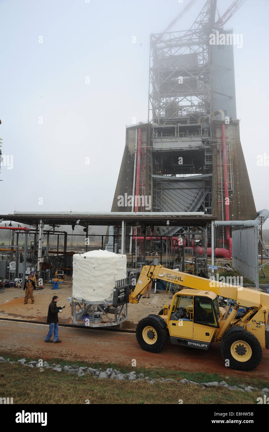 I tecnici spostano un grande serbatoio isolato all'Hydrogen Cold Flow test Facility presso il Marshall Space Flight Center della NASA. Il serbatoio, progettato per il test del propellente criogenico, fa parte della ricerca della NASA Space Technology Mission Directorate sui sistemi di propulsione avanzati che utilizzano idrogeno e ossigeno liquidi. Foto Stock