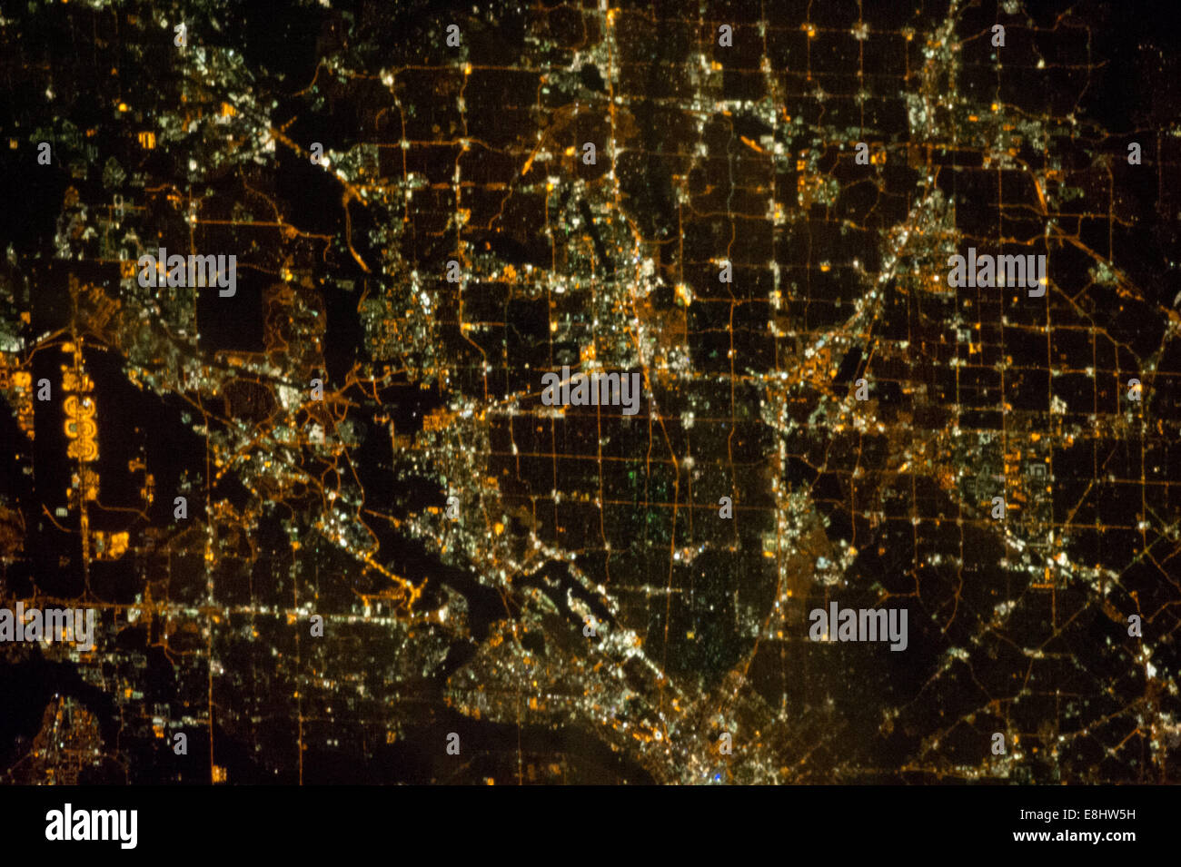 Una vista notturna di Dallas, Texas area metropolitana è presentato in questa immagine fotografata da una spedizione 33 membri dell equipaggio o Foto Stock