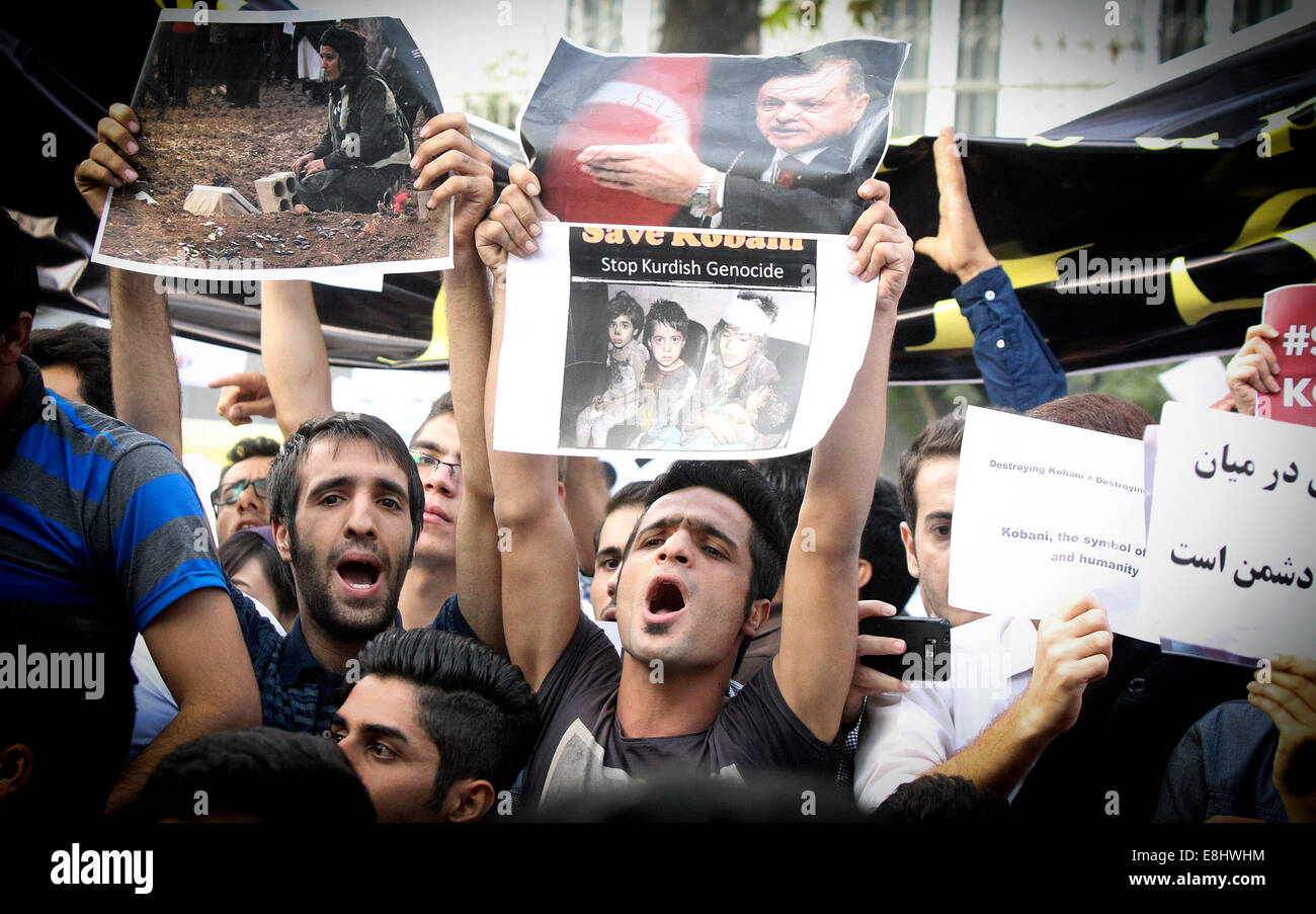 Tehran, Iran. 8 Ottobre, 2014. Iraniani gridare slogan durante un anti-Stato islamico (SI) protestare di fronte all ufficio delle Nazioni Unite a Teheran. Migliaia di gente iraniana assistere a dimostrazioni contro l'anticipo di militanti è in curdo Kobane popolata città nel nord della Siria. Credito: Xinhua/Alamy Live News Foto Stock