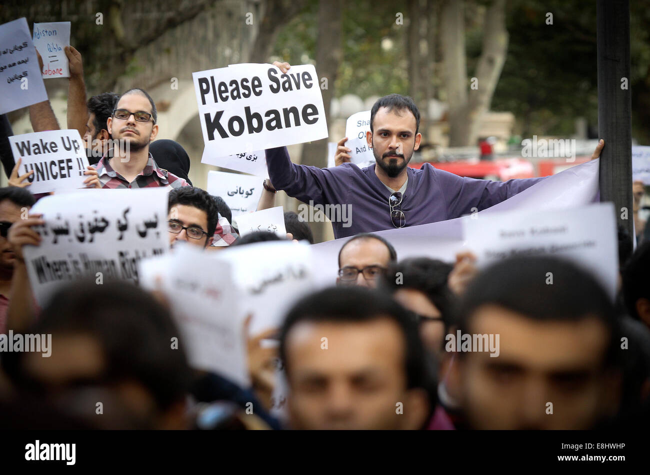 Tehran, Iran. 8 Ottobre, 2014. Iraniani gridare slogan durante un anti-Stato islamico (SI) protestare di fronte all ufficio delle Nazioni Unite a Teheran. Migliaia di gente iraniana assistere a dimostrazioni contro l'anticipo di militanti è in curdo Kobane popolata città nel nord della Siria. Credito: Xinhua/Alamy Live News Foto Stock