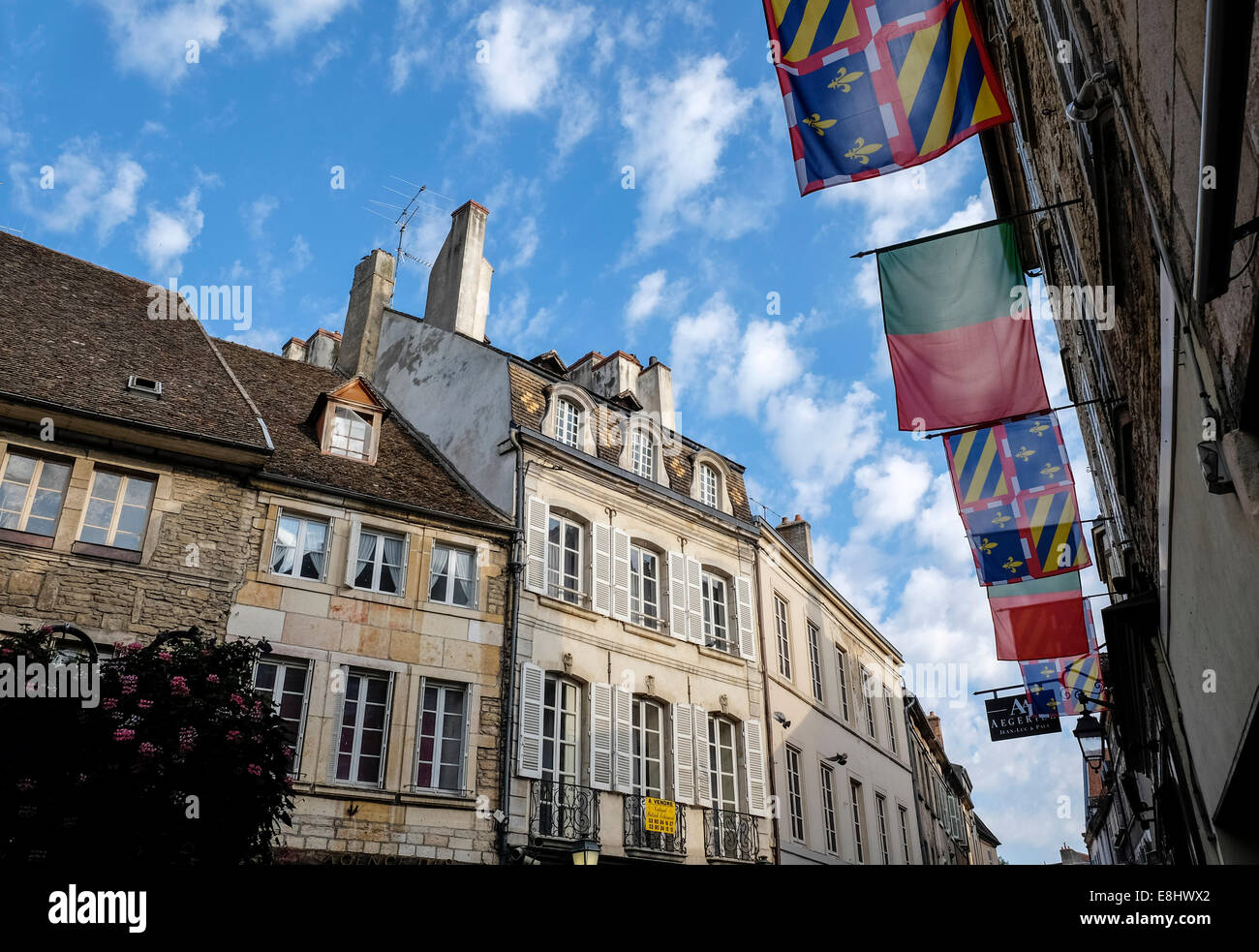 Il centro di Beaune con bandiere e edifici, Beaune, Francia Foto Stock