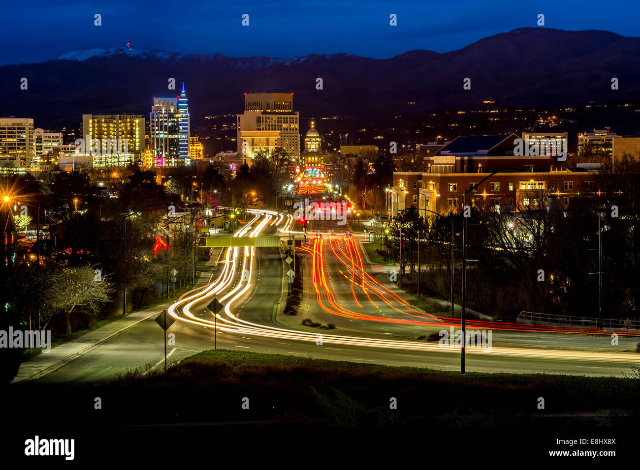 Notte città di Boise con Luci auto Foto Stock