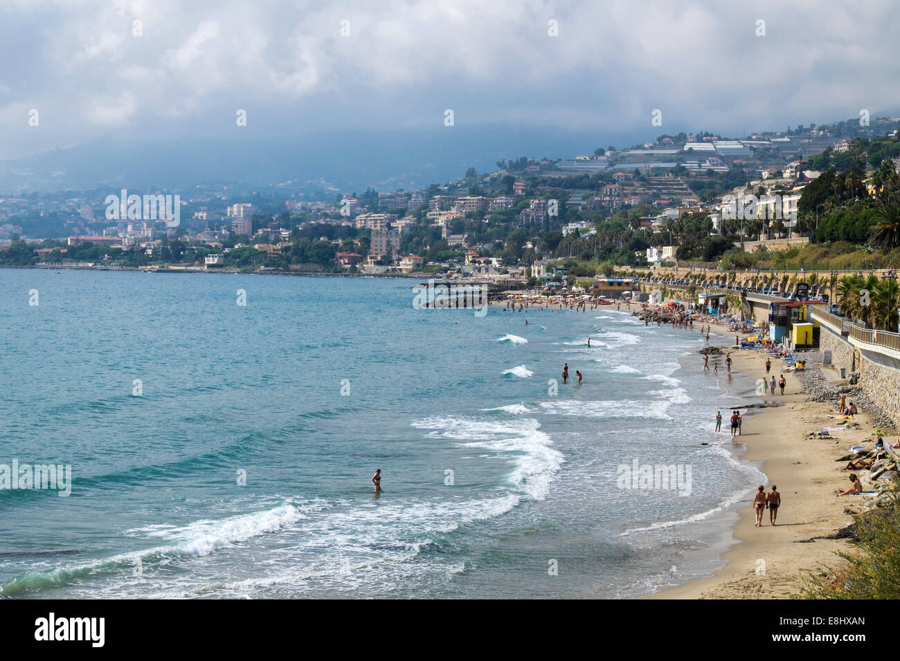 Spiaggia lungo la Riviera dei Fiori vicino a San Remo, Liguria, Italia Foto Stock