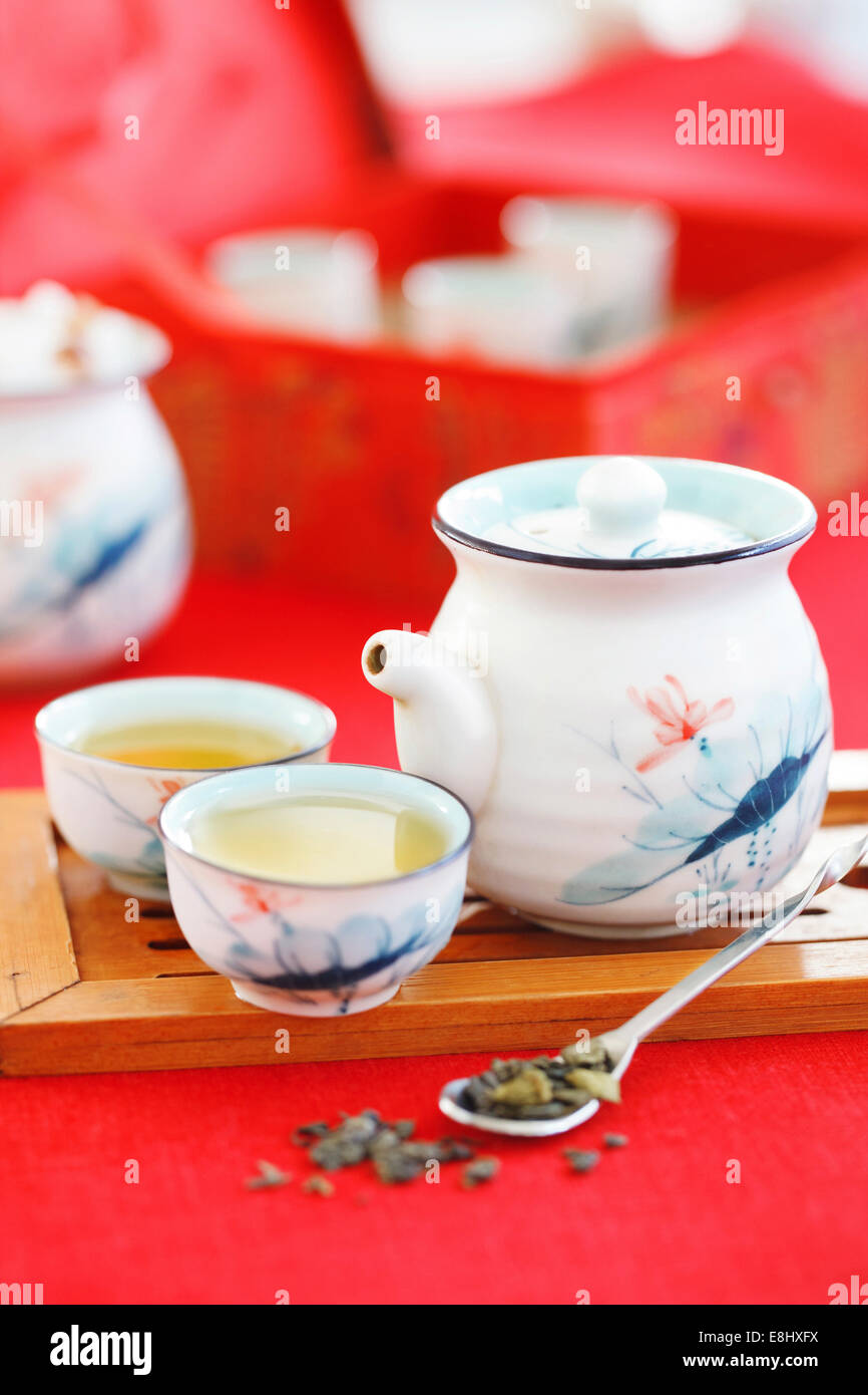 Il tè verde in un servizio di porcellana Foto Stock