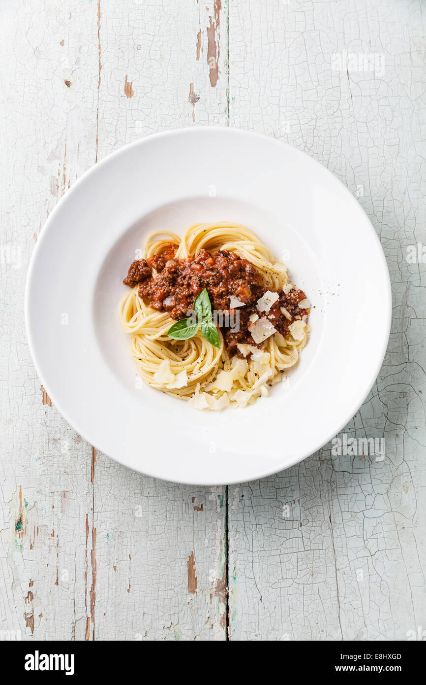 Spaghetti alla Bolognese su blu sullo sfondo di legno Foto Stock
