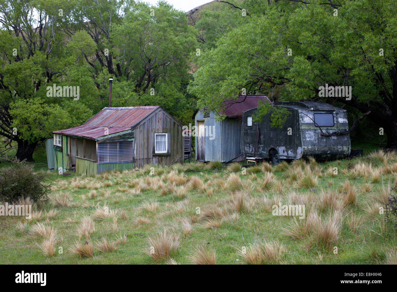 Un piccolo luogo nel paese - vecchia casa, outhouses, lunga discesa e dunny caravan. Noto localmente come bach o culle. Foto Stock