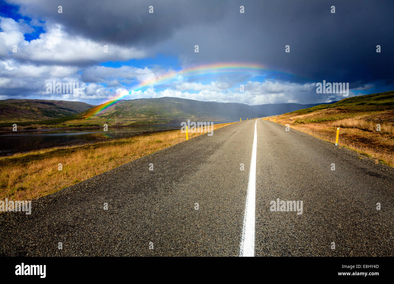 La strada attraverso Westfjords in Islanda durante la pioggia Foto Stock