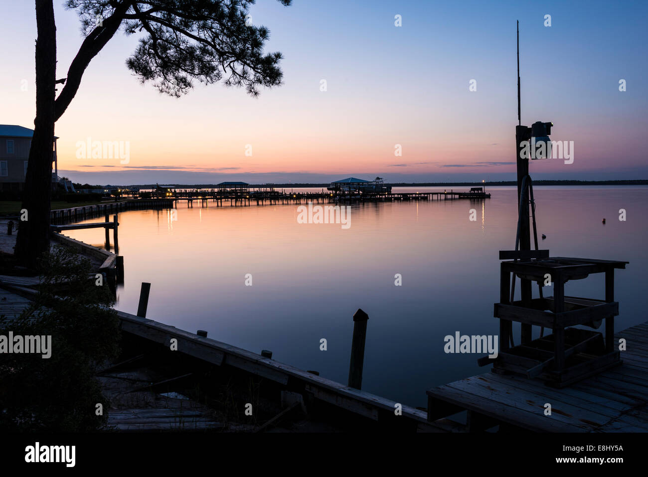 La luce del tramonto sulla baia di lupo nei pressi di cetacei crociere dock, Orange Beach, Alabama. Foto Stock