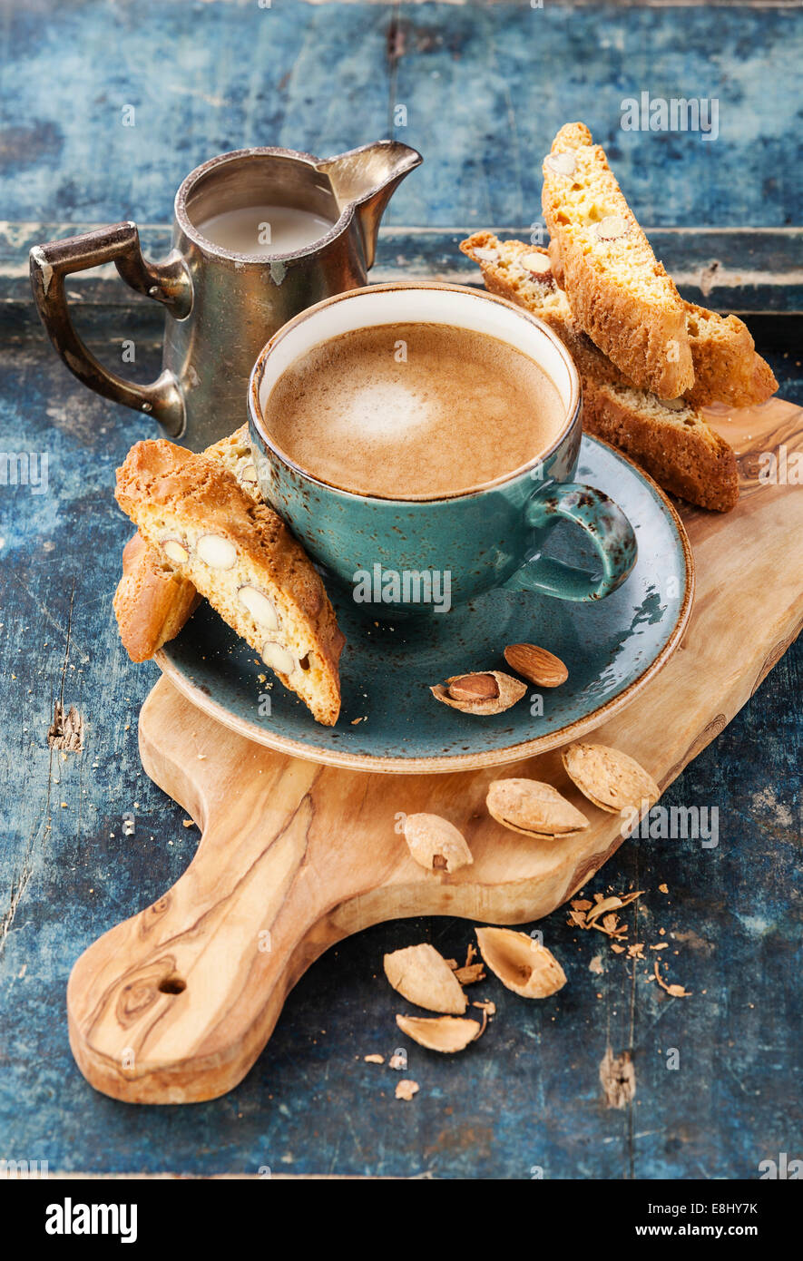 Tazza di caffè e i cantucci su sfondo blu Foto Stock