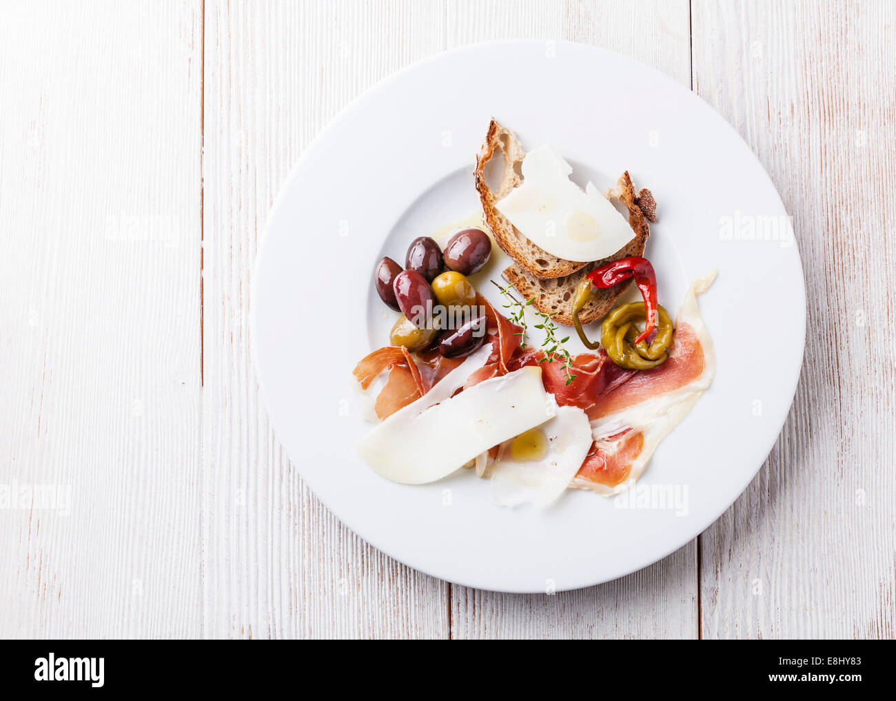 Antipasto con prosciutto e formaggio e olive su piastra bianca Foto Stock