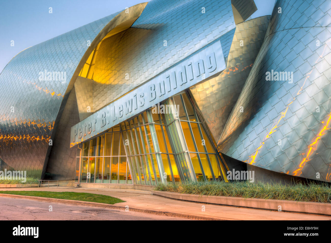 La mattina presto la luce si riflette sulla facciata del Frank Gehry progettato Peter B. edificio di Lewis in Cleveland, Ohio. Foto Stock