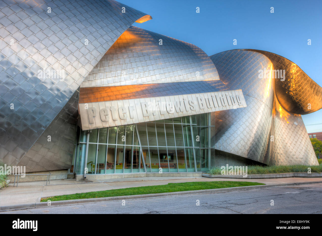 La mattina presto la luce si riflette sulla facciata del Frank Gehry progettato Peter B. edificio di Lewis in Cleveland, Ohio. Foto Stock