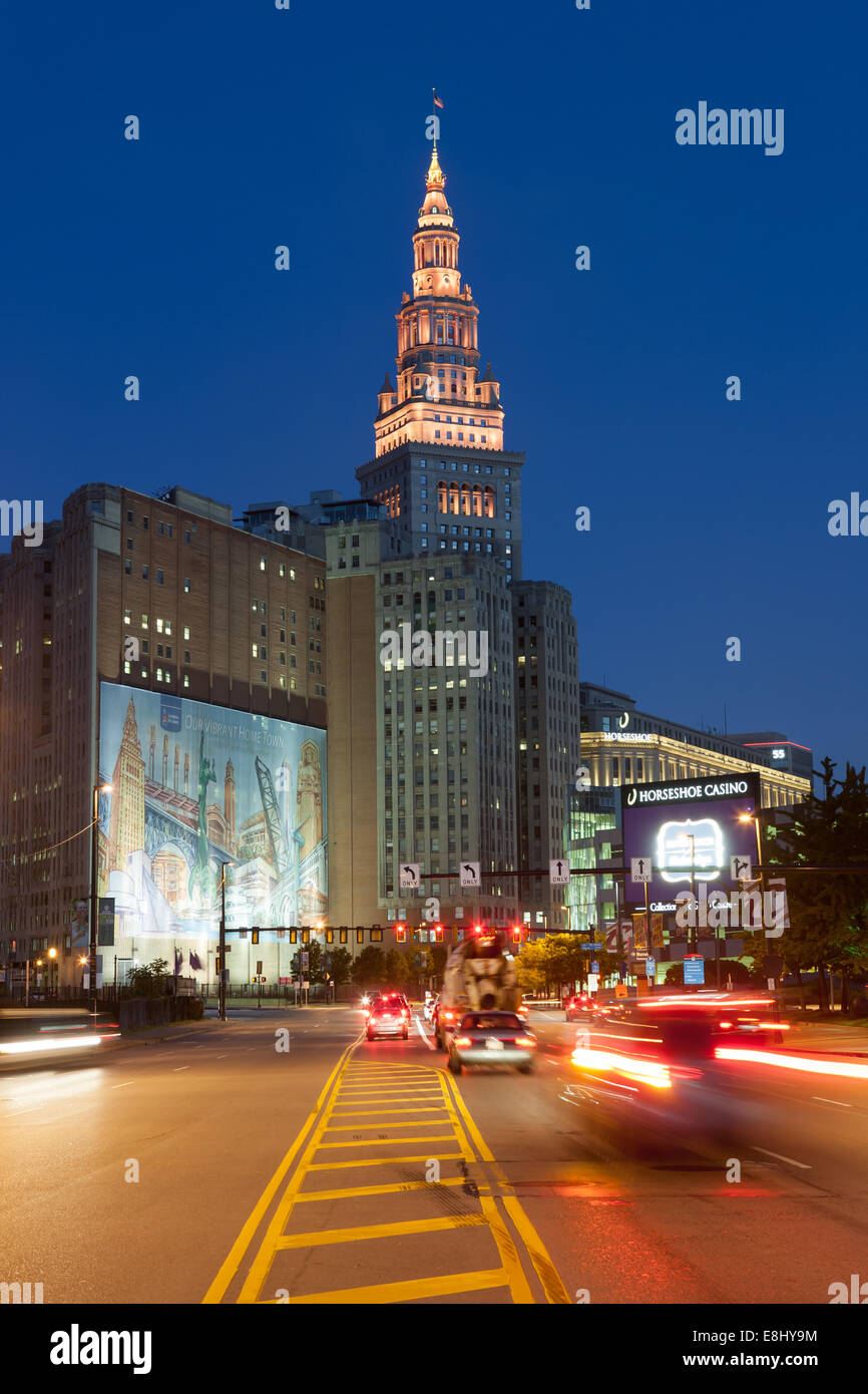 L'ora di punta il traffico crea percorsi di luce in direzione del centro e il Terminal Tower complex prima del sorgere del sole in Cleveland, Ohio. Foto Stock