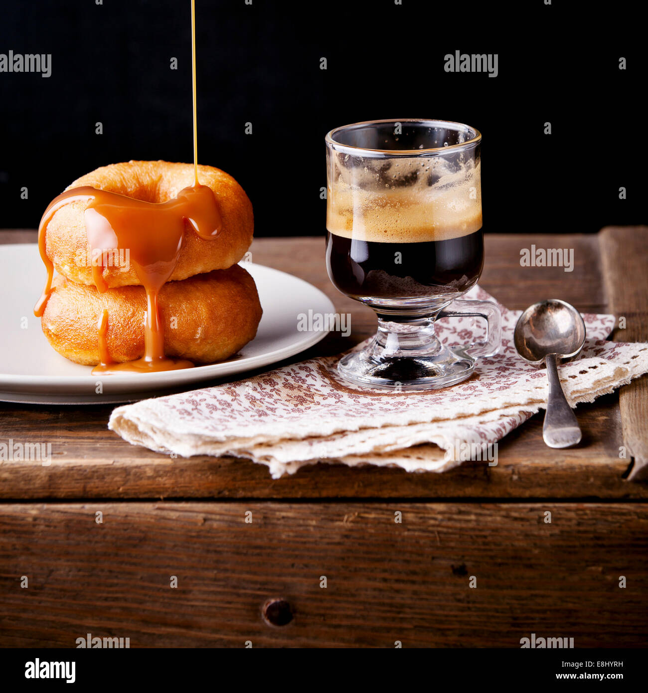 Ciambelle e caffè su sfondo a trama Foto Stock