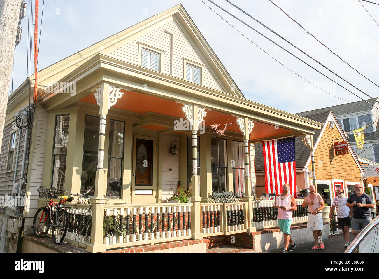 Gli uomini a piedi passato una casa in a Provincetown, Massachusetts Foto Stock