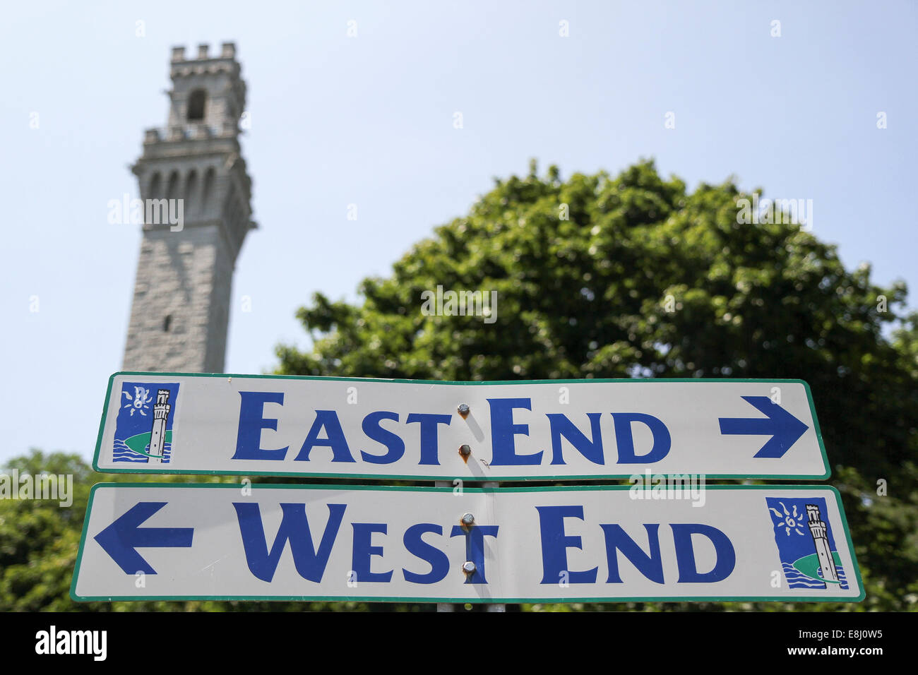 Segnaletica direzionale, monumento di pellegrino in background, a Provincetown, Massachusetts Foto Stock