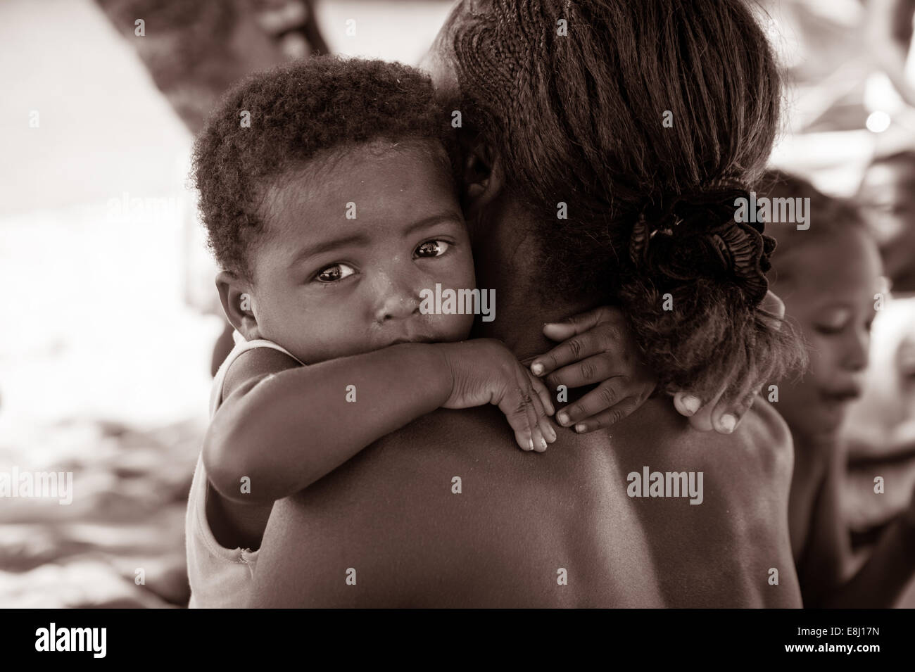 Ritratto di bambino con sua madre, Madagascar rurale povero villaggio, Africa Foto Stock
