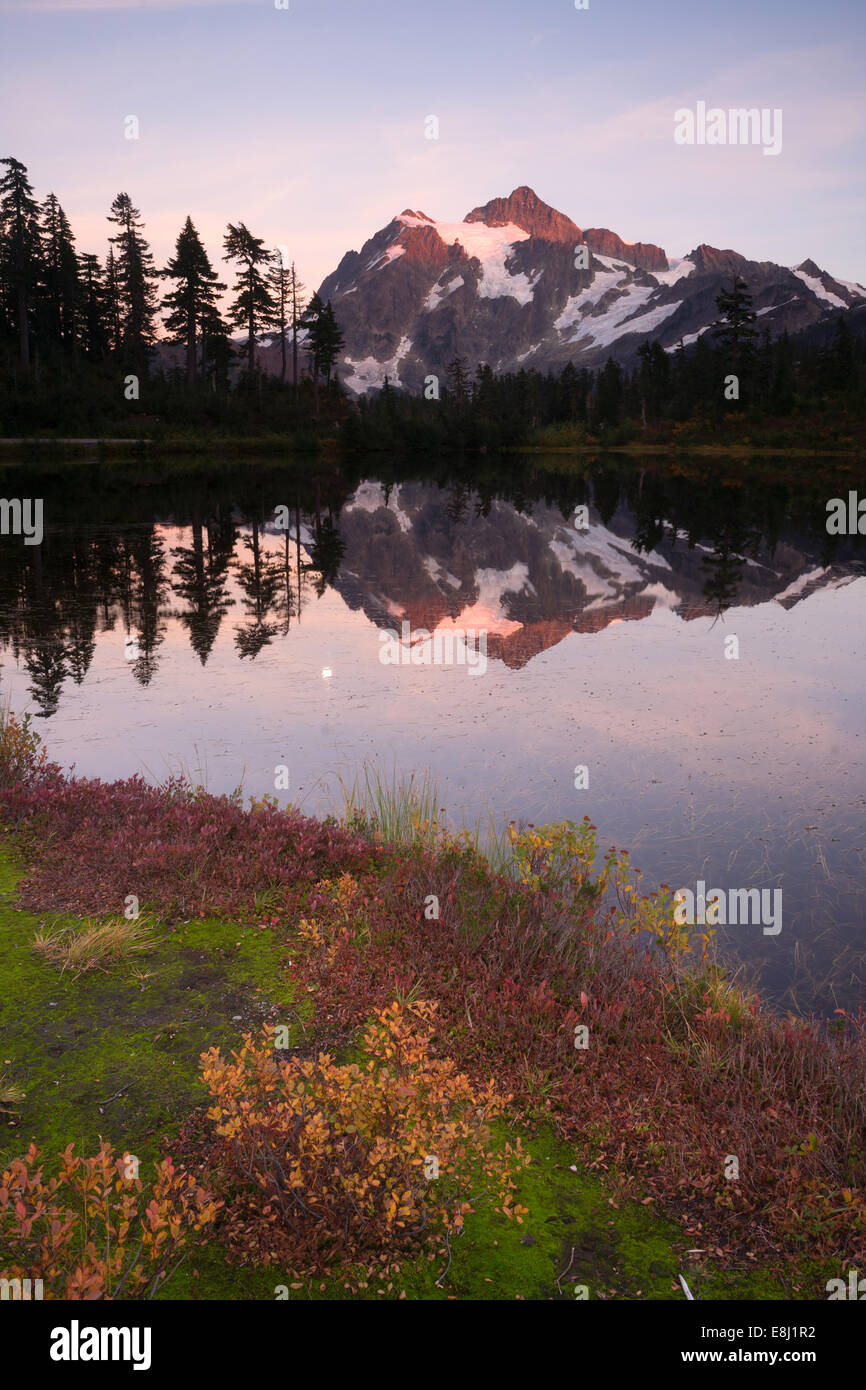 Mt. Shuksan riflessa nella foto lago al tramonto. Foto Stock