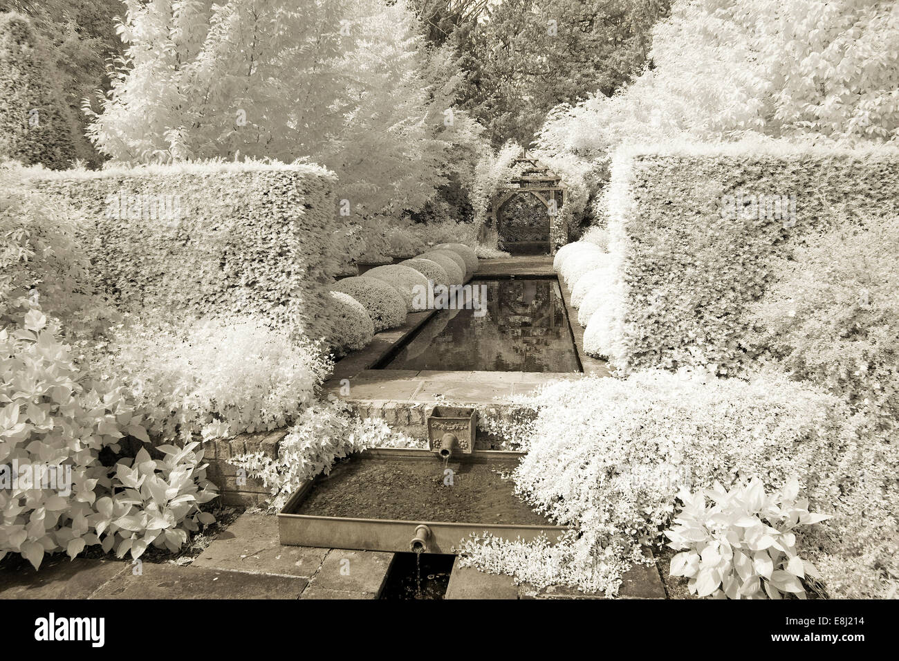 Fotografia a infrarossi di un classico giardino inglese, maturi alberi e siepi in giardino ruscello a Wollerton Old Hall (NGS) Mercato Drayt Foto Stock