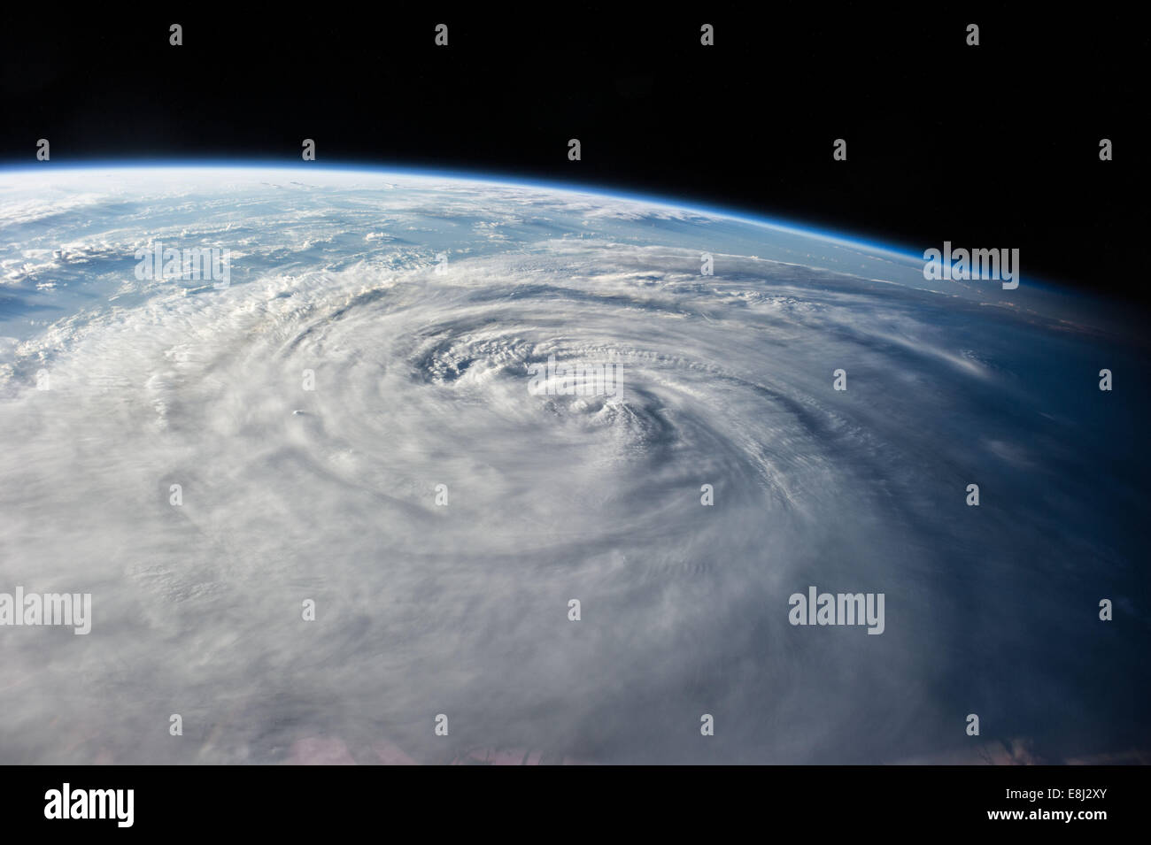 Il tifone ha Long era un potente ciclone tropicale che ha colpito parti dell'Asia orientale, con venti e precipitazioni significative. Il suo percorso ha causato danni diffusi e ha richiesto interventi di risposta alle emergenze nelle regioni colpite. Foto Stock