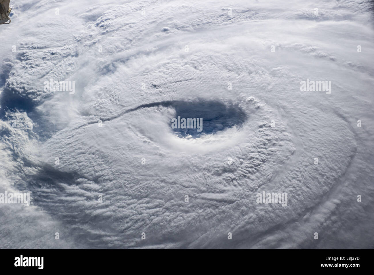 Il tifone Neoguri è stato un potente ciclone tropicale che ha colpito il Giappone nel luglio 2014. La NASA ha catturato immagini satellitari che mostrano la struttura e il movimento della tempesta sull'Oceano Pacifico. Foto Stock