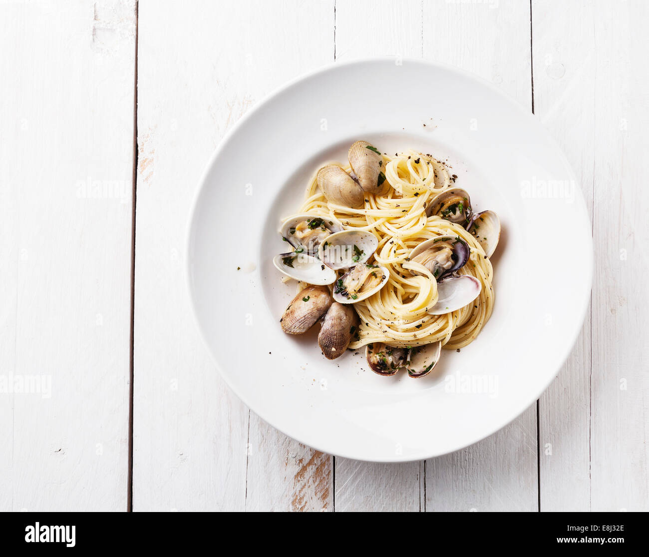 Piatti di pasta con le vongole Spaghetti alle Vongole in bianco sullo sfondo di legno Foto Stock