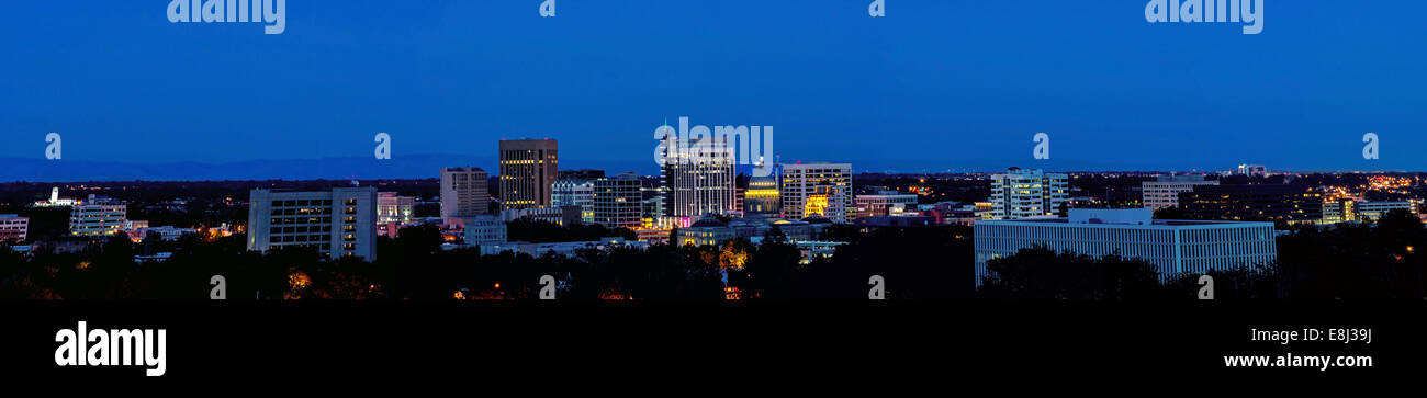 Panorama della città di notte di Boise Idaho Foto Stock