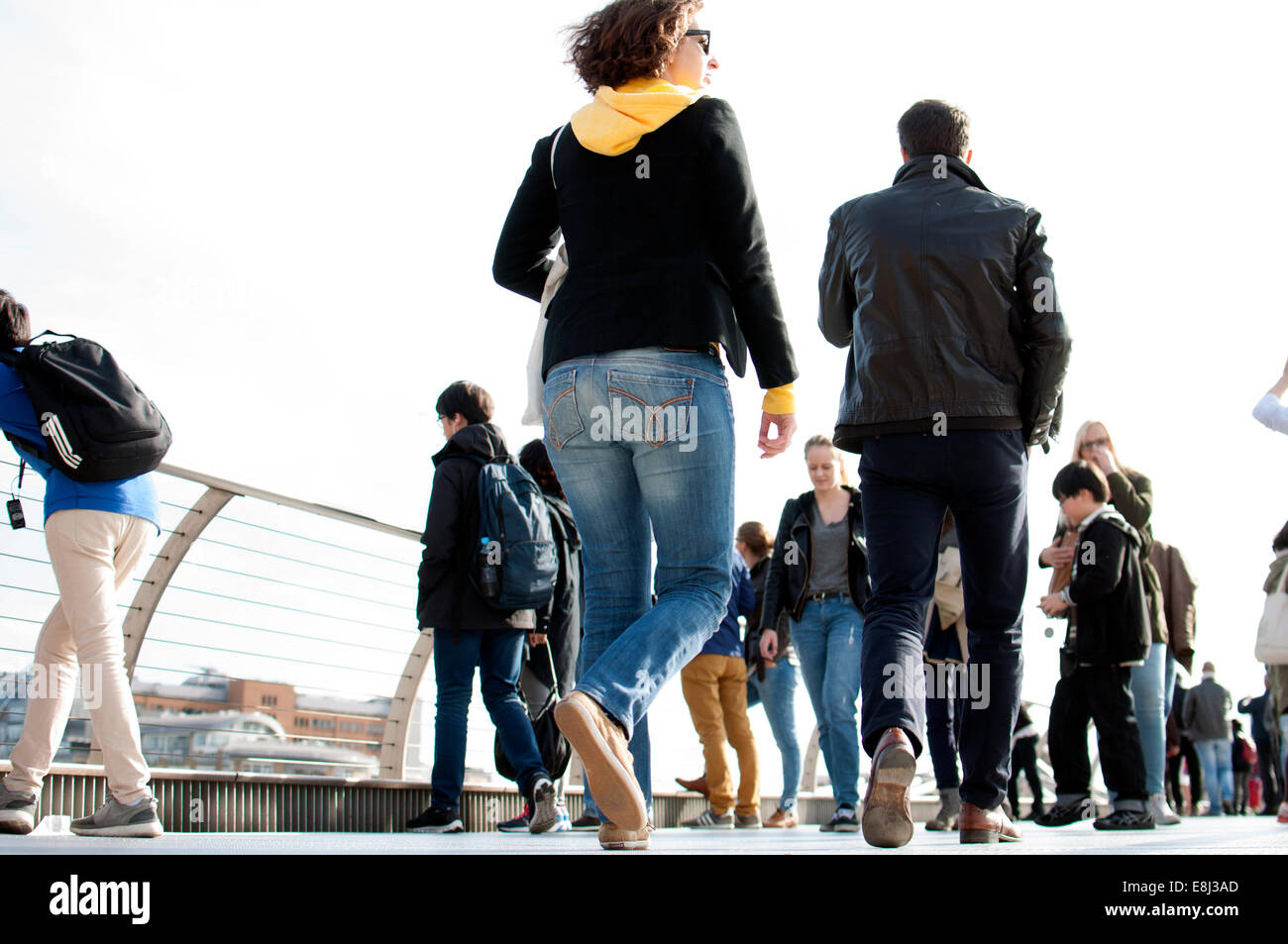 La gente camminare attraverso il Millennium Bridge, London, Regno Unito Foto Stock