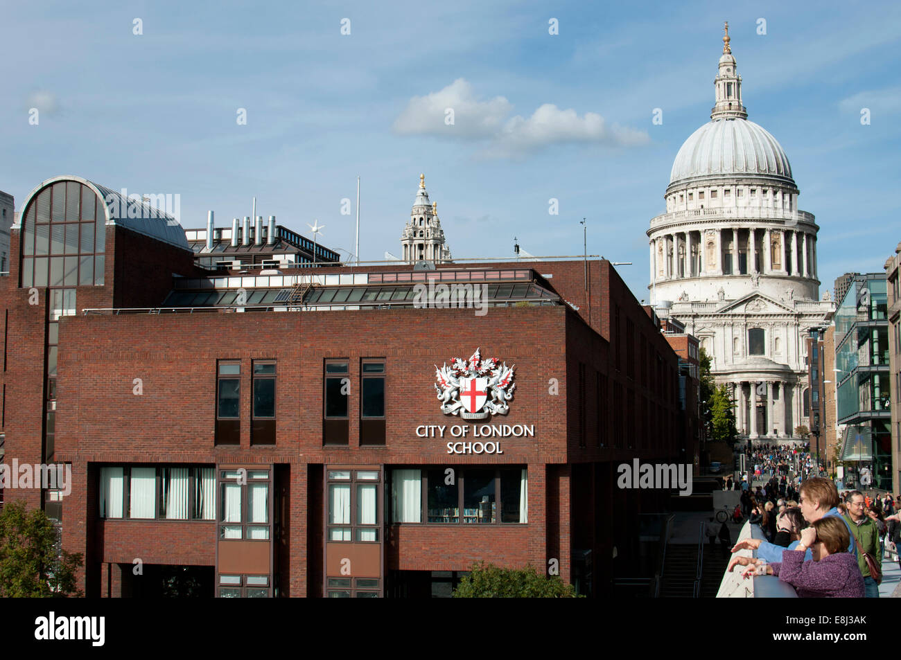 City of London School e Cattedrale di Saint Paul dal Millennium Bridge, London, Regno Unito Foto Stock