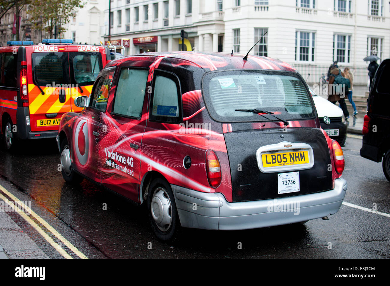 Londra taxi con Vodafone 4G annuncio, in condizioni di bagnato, London, Regno Unito Foto Stock