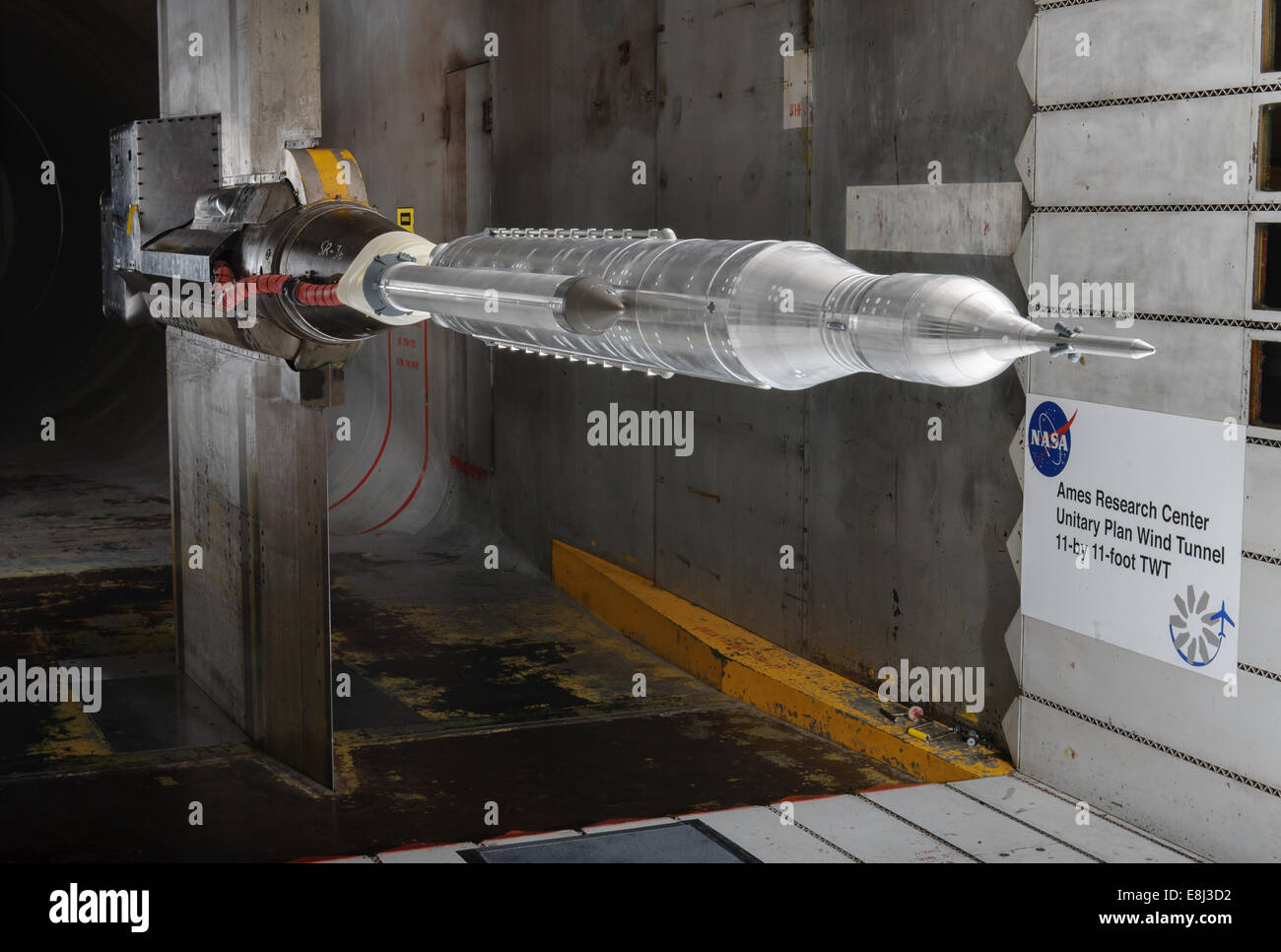 Un modello in scala del lancio nello spazio di sistema (SLS) è testato in un 11-da-11-piede transonico tunnel del vento in corrispondenza di NASA Ames Research Cente Foto Stock