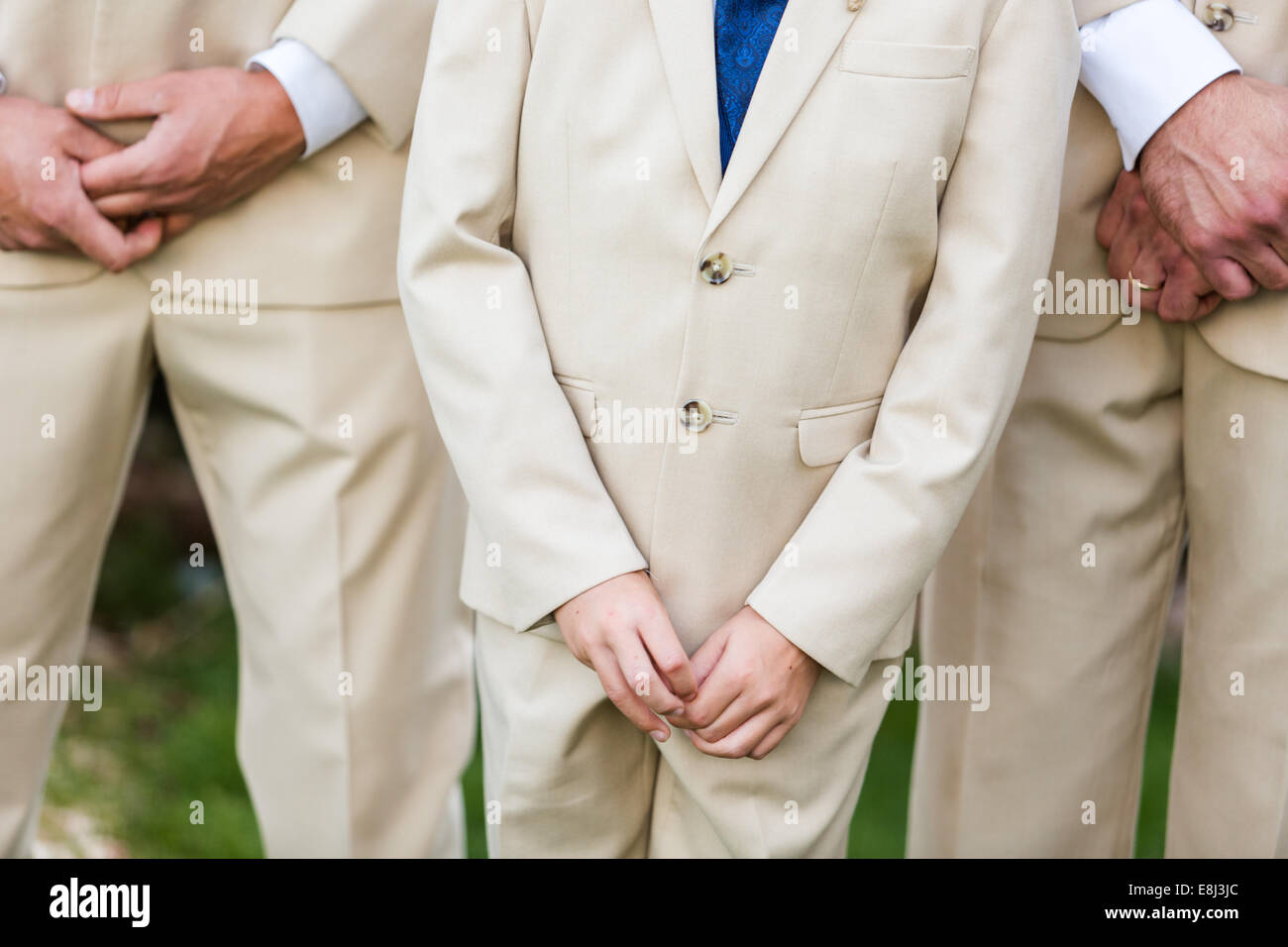 Piccola cerimonia di nozze in bianco e blu tema. Foto Stock