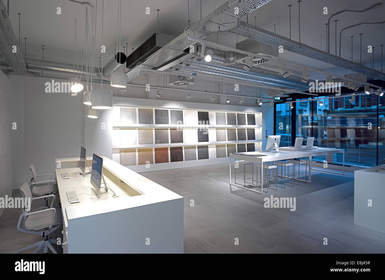 MOSA Showroom, Londra, Regno Unito. Architetto: Ben Adams architetti, 2014. Vista interna al crepuscolo. Foto Stock