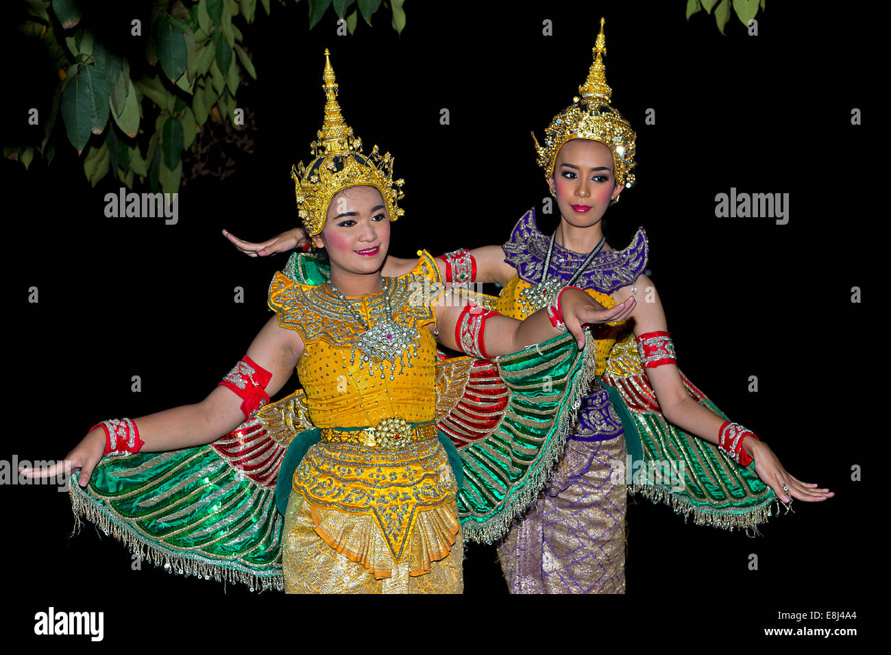 Due danzatori presso la Loi krathong Festival delle Luci, Chiang Mai, Thailandia Foto Stock