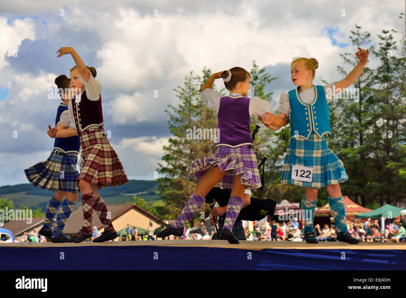 Ragazze in un altopiano di concorso di ballo presso l'Highland Games, Dufftown, murene, Highlands, Scotland, Regno Unito Foto Stock