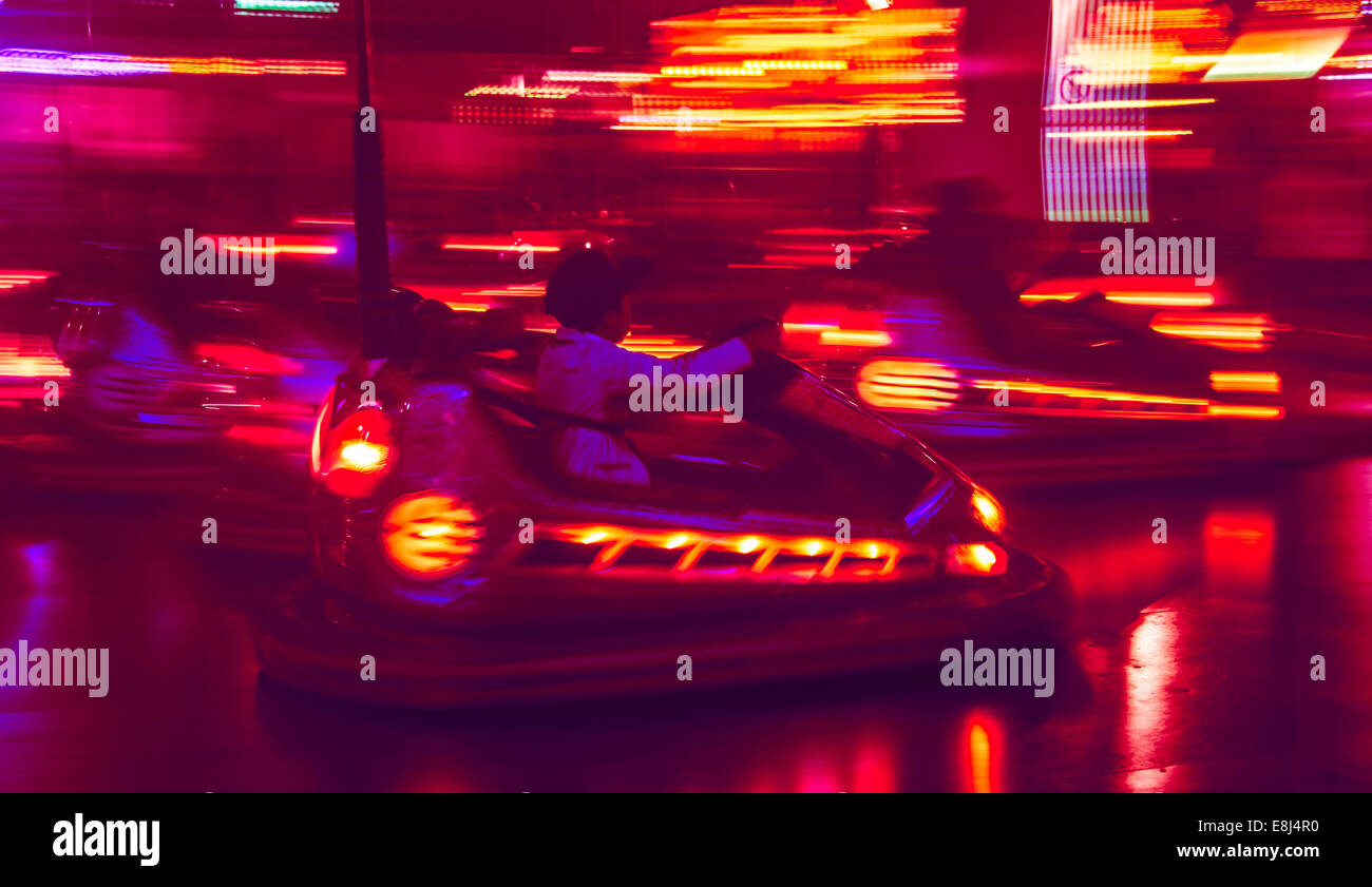 Little Boy paraurti guida auto di notte, Oktoberfest a Monaco di Baviera, Baviera, Baviera, Germania Foto Stock