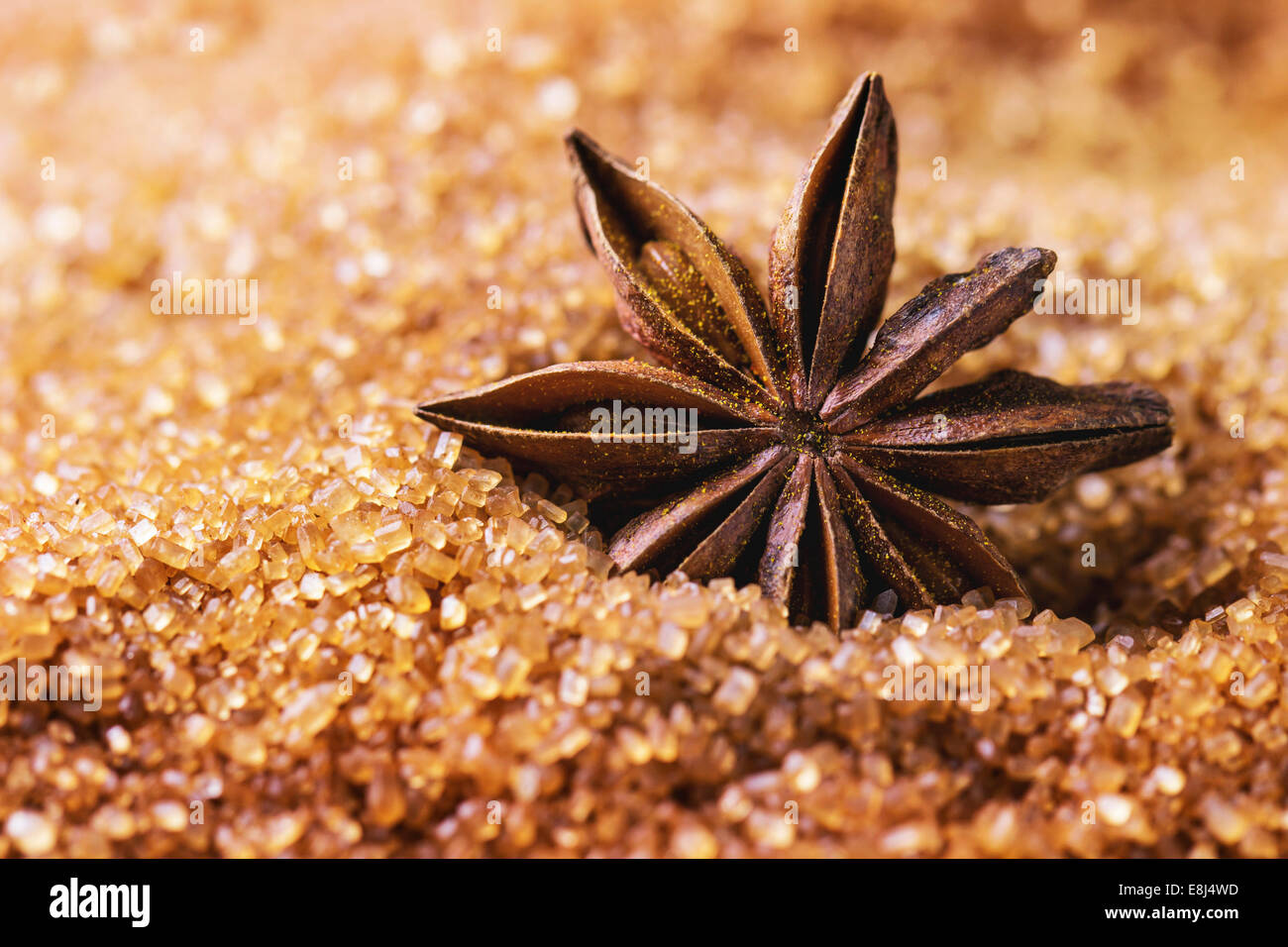 Close up di anice oltre il mucchio di zucchero di canna Foto Stock