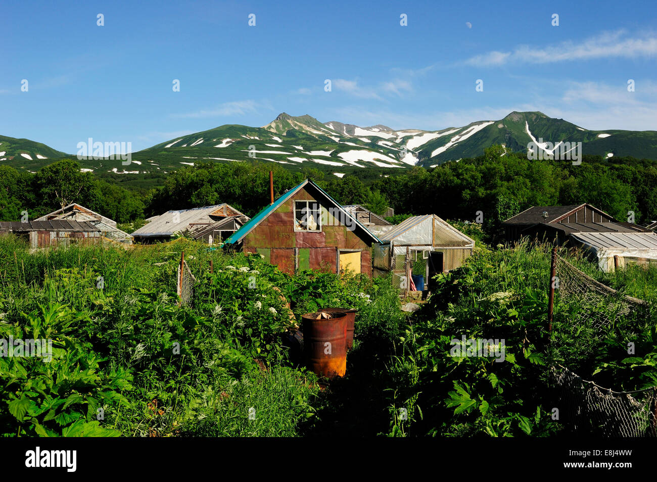 Piccolo insediamento di serre riscaldate da sorgenti termali vicino Lago di Kurile, Pauzhetka, penisola di Kamchatka, Russia Foto Stock