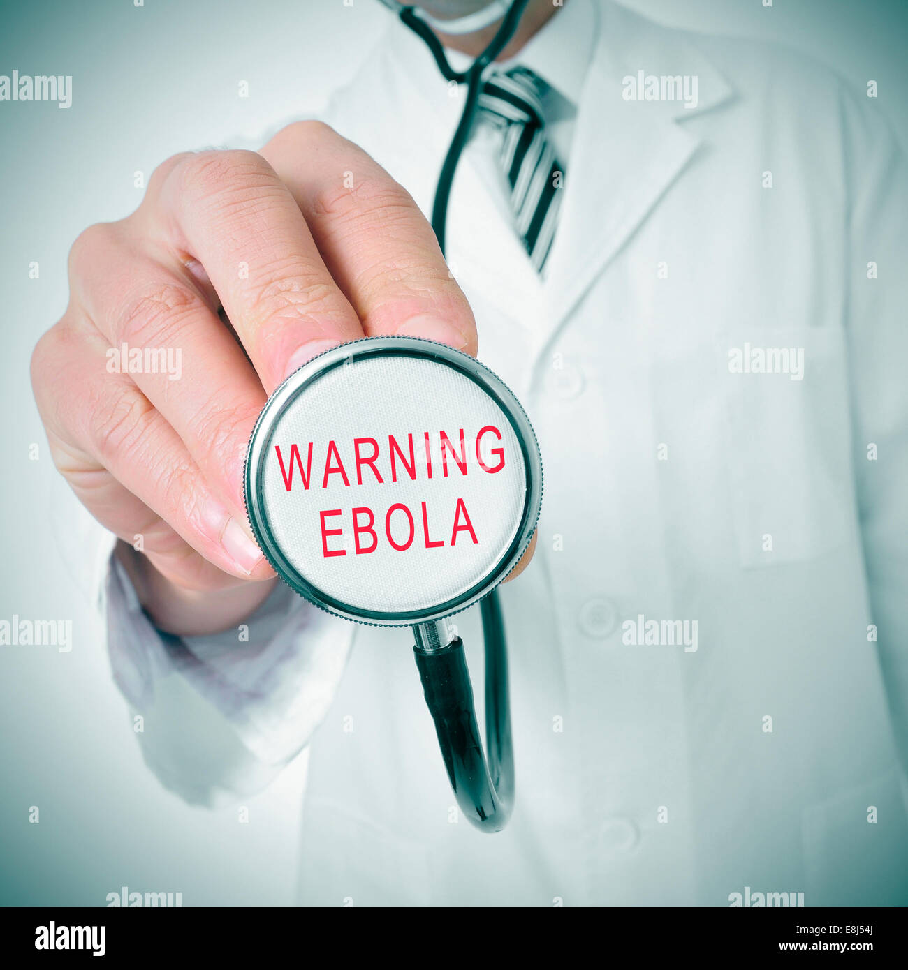 Medico con uno stetoscopio con il testo avvertenza: il virus ebola scritto in esso Foto Stock