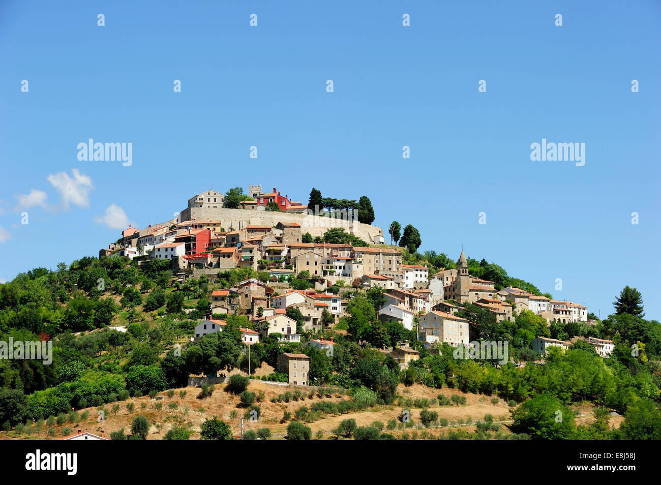 Piccolo centro situato su una collina, Montona, Istria, Croazia Foto Stock