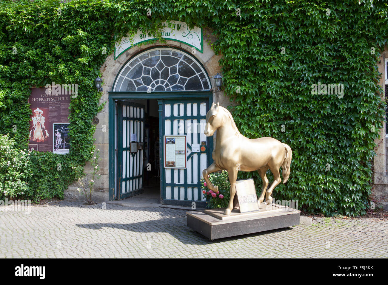 Golden Horse statua che si trova nella parte anteriore della Corte Riding-School, imperial stabile, Bueckeburg, Bassa Sassonia, Germania, Europa Foto Stock